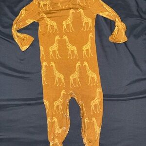 Kate Quinn Giraffe Bamboo Print Footie/Sleeper + Hat